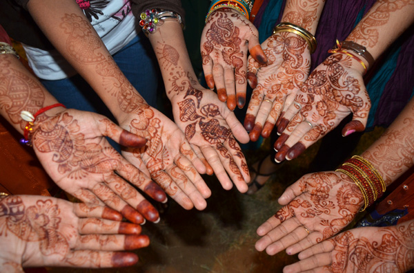 Todas meninas muito arrumadas! O mehndi (henna) na mãos faz parte dos adornos, assim como brincos e pulseiras!