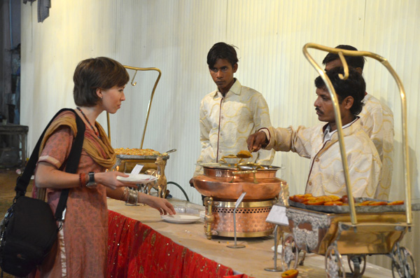 Tem vários tipos de comida! Daí você dá uma volta e se serve!! Tudo bem gostoso (e apimentado!)