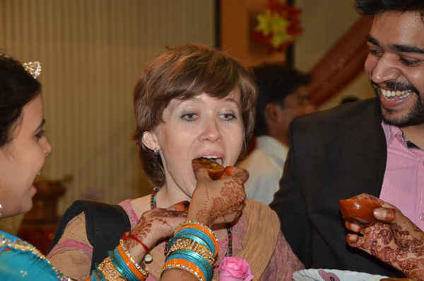 Ahh esse costume indiano quase nos matou de tanto comer: um dá comida na boca do outro!