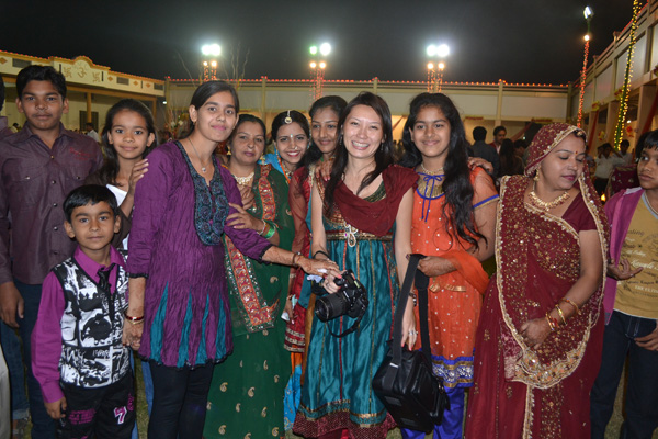 Conhecemos a família toda do noivo! ahaha!! Como os indianos gostam de estrangeiros... rs! E eles querem seu celular.. e depois mandam mensagem.. muito engraçado (e um pouco assustador!)